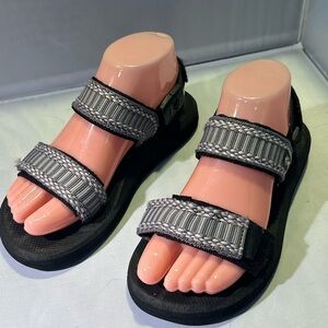 Reef Convertible Gray and Black Sandals Youth size 4